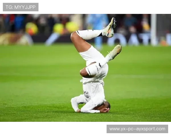 世界杯姆巴佩任意球直挂上角展现绝佳弧线